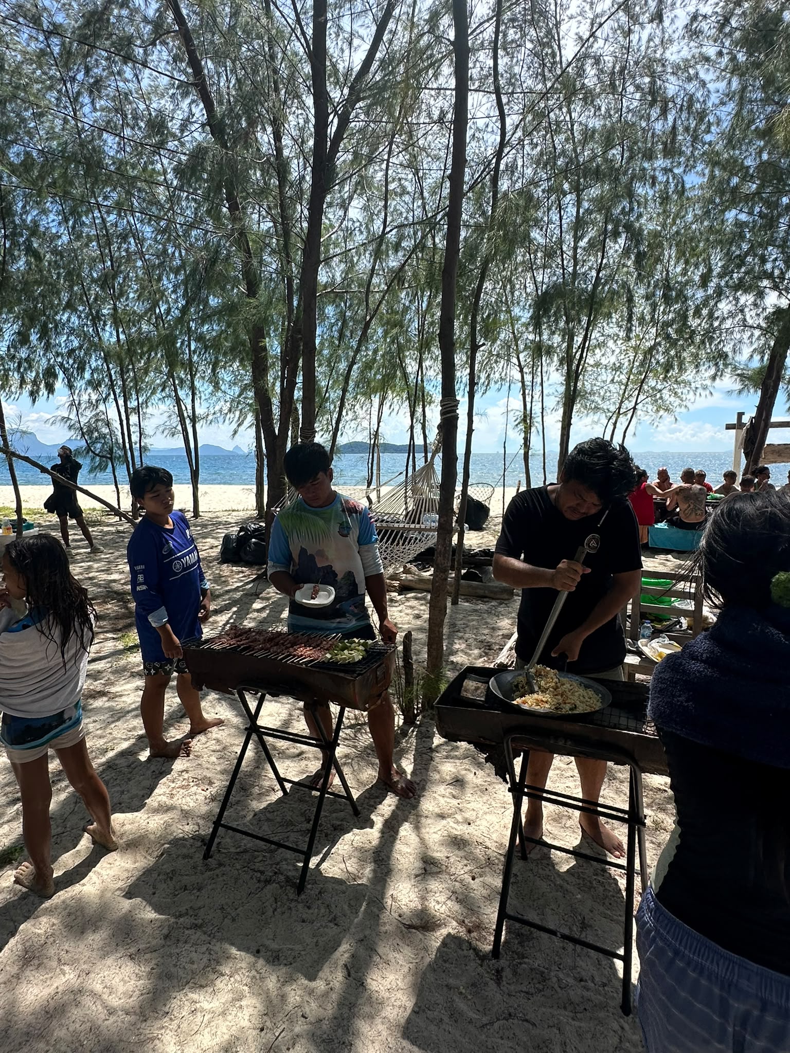 Erleben Sie unbeschwerte Stunden bei einem traditionellen Strand-Barbecue im kühlen Schatten exotischer Bäume. Während unsere Guides frische Köstlichkeiten direkt über dem offenen Feuer zubereiten, entspannen Sie mit Blick auf das glitzernde, türkisfarbene Meer. Lassen Sie sich dieses kulinarische Inselabenteuer nicht entgehen und schnuppern Sie echte Inselfreiheit.
