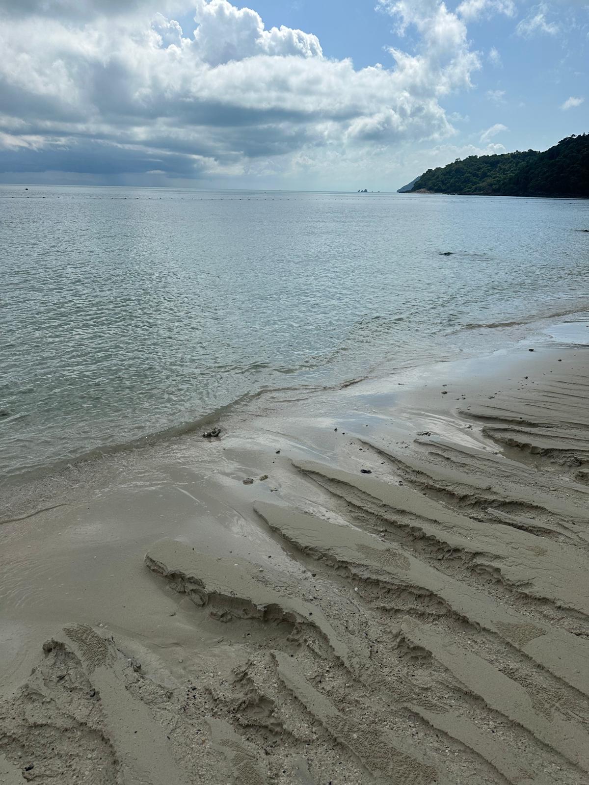 Spüren Sie den feinen Sand unter den Füßen und lauschen Sie dem sanften Rauschen des kristallklaren Meeres an dieser idyllischen, naturbelassenen Bucht. Dieser unberührte Rückzugsort bietet die perfekte Kulisse für Ihre nächste erholsame Auszeit fernab des Alltags. Lassen Sie sich von der Ruhe verzaubern und sichern Sie sich Ihren Platz an diesem Traumstrand.