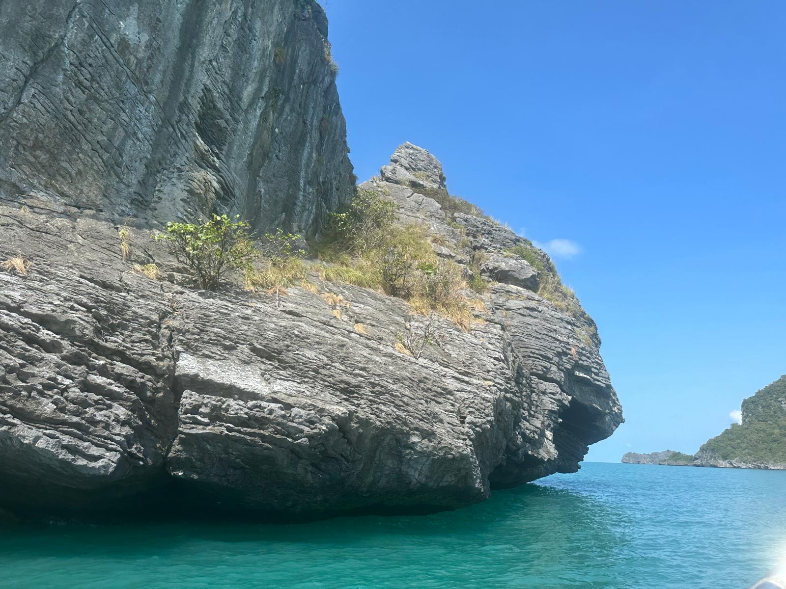 Gleiten Sie durch das smaragdgrüne Wasser und bestaunen Sie die majestätischen Kalksteinfelsen, die sich eindrucksvoll gegen den strahlend blauen Himmel abheben. Diese spektakuläre Küstenlandschaft wartet darauf, von Ihnen bei einer exklusiven Bootstour entdeckt zu werden. Lassen Sie den Alltag hinter sich und sichern Sie sich Ihren Platz im Paradies.
