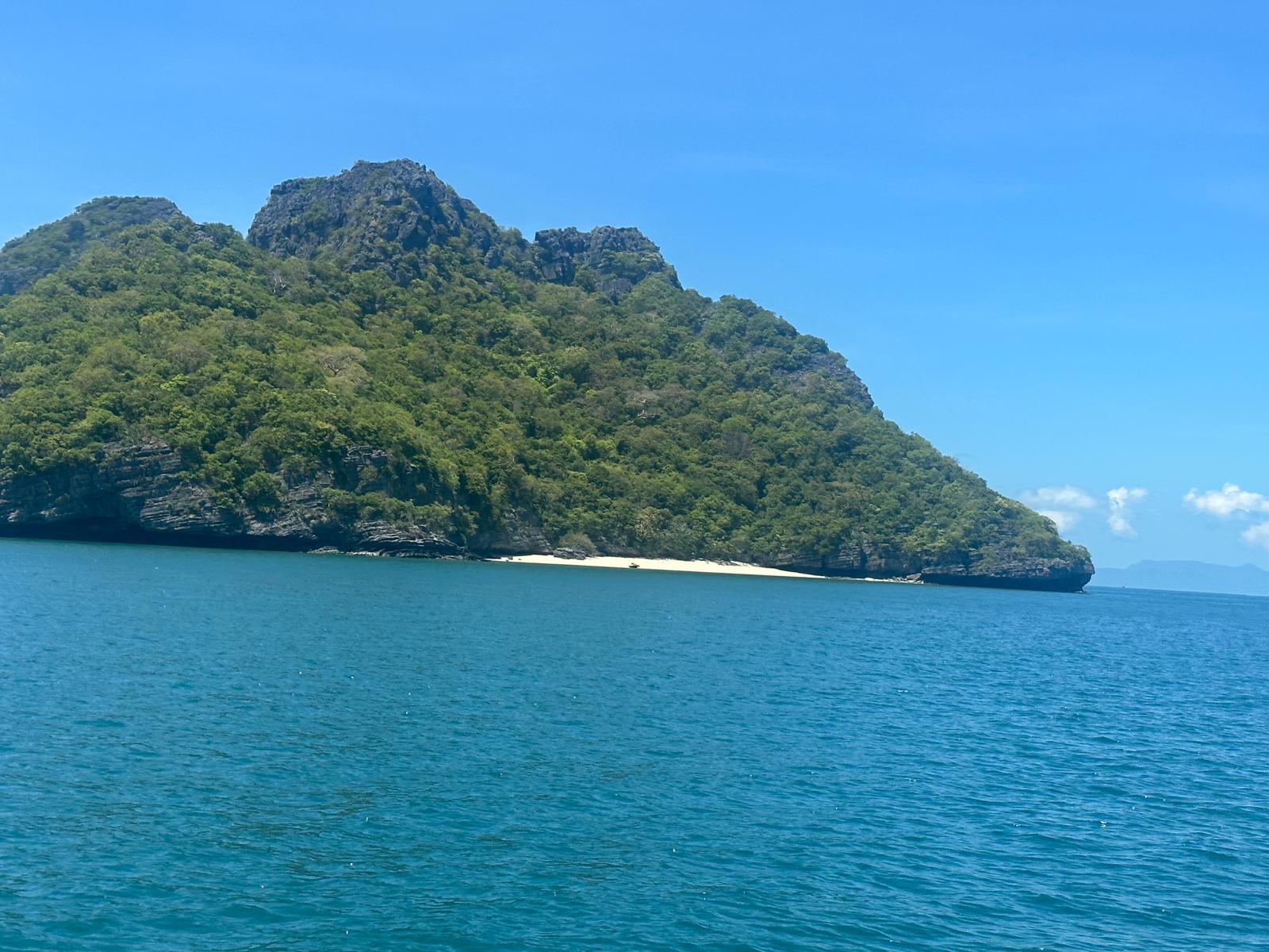 Kristallklares, türkisfarbenes Wasser und üppig bewachsene Inselparadiese warten darauf, von Ihnen entdeckt zu werden. Gleiten Sie an majestätischen Felsklippen vorbei und finden Sie Ihren ganz persönlichen Traumstrand fernab des Alltags. Erleben Sie die Magie dieser unberührten Natur hautnah auf unserer nächsten Bootstour.