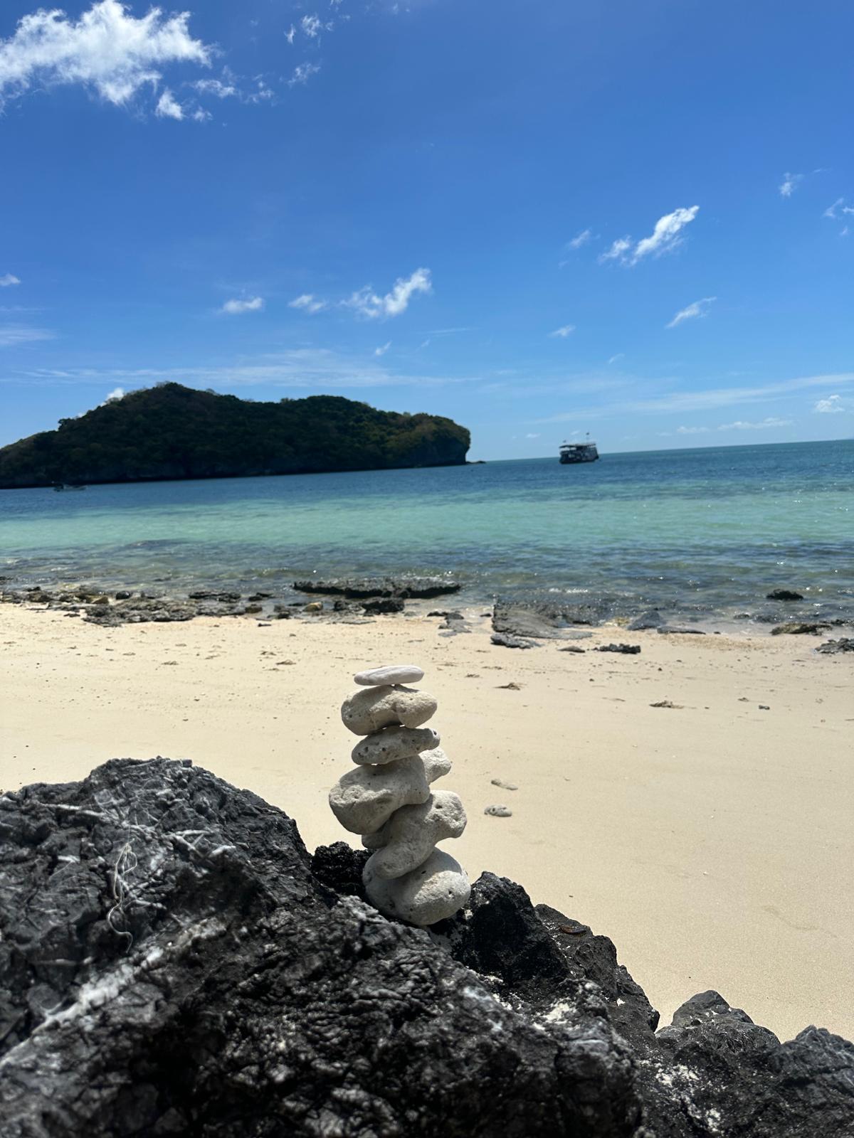 Finden Sie Ihre innere Ruhe an diesem traumhaften Sandstrand, während Ihr Blick über das kristallklare, türkisfarbene Wasser hin zu fernen Inseln schweift. Dieses unberührte Paradies lädt dazu ein, den Alltag hinter sich zu lassen und unvergessliche Momente der Entspannung zu erleben. Buchen Sie Ihre persönliche Auszeit im Paradies und lassen Sie einfach mal die Seele baumeln.