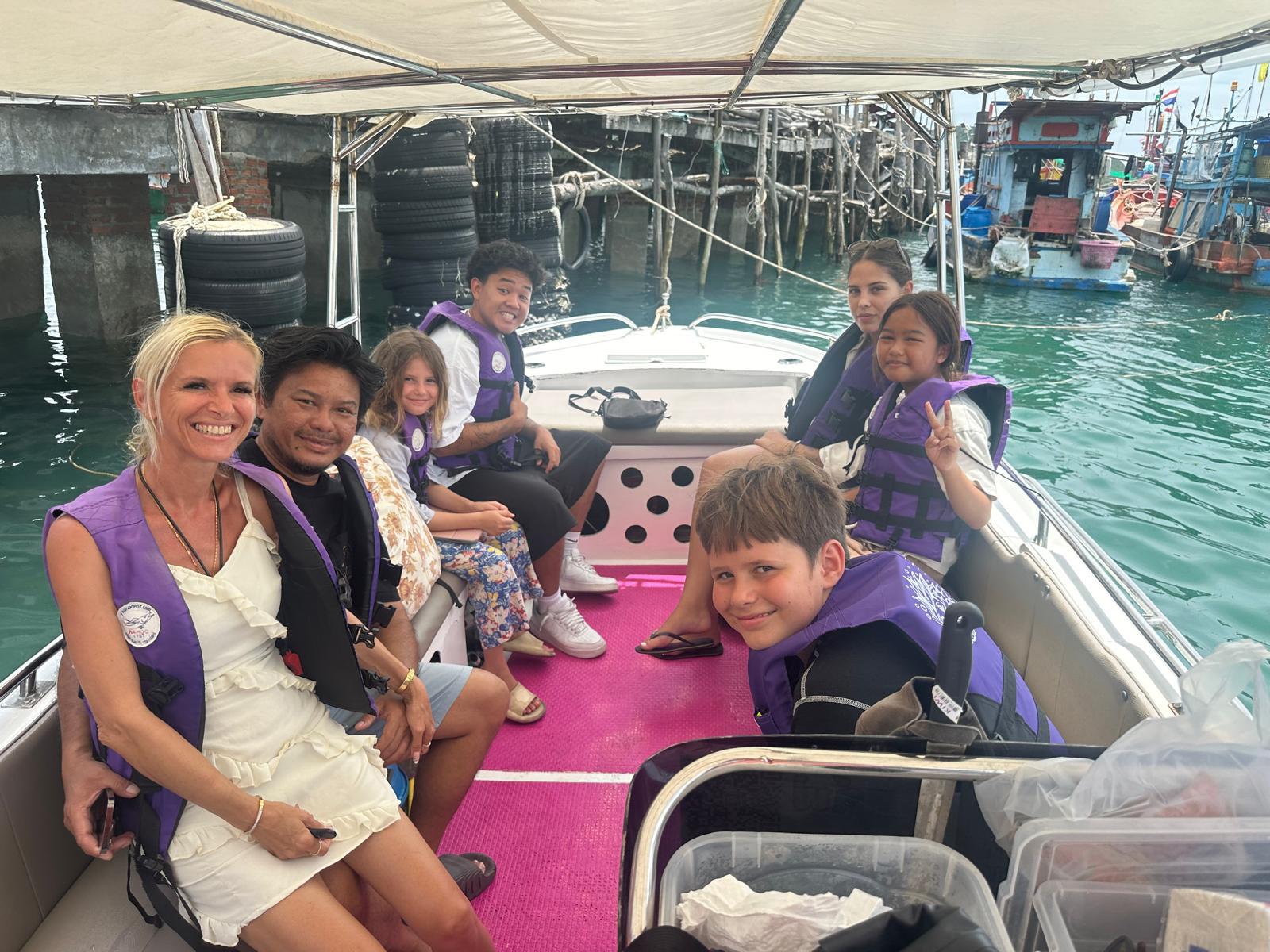 Gehen Sie an Bord und erleben Sie unvergessliche Momente mit der ganzen Familie auf dem glitzernden, türkisfarbenen Wasser. Unsere geführten Bootstouren bieten die perfekte Mischung aus Abenteuer, Sicherheit und purer Lebensfreude für Groß und Klein. Sichern Sie sich Ihren Platz und schaffen Sie Erinnerungen, die ein Leben lang bleiben.