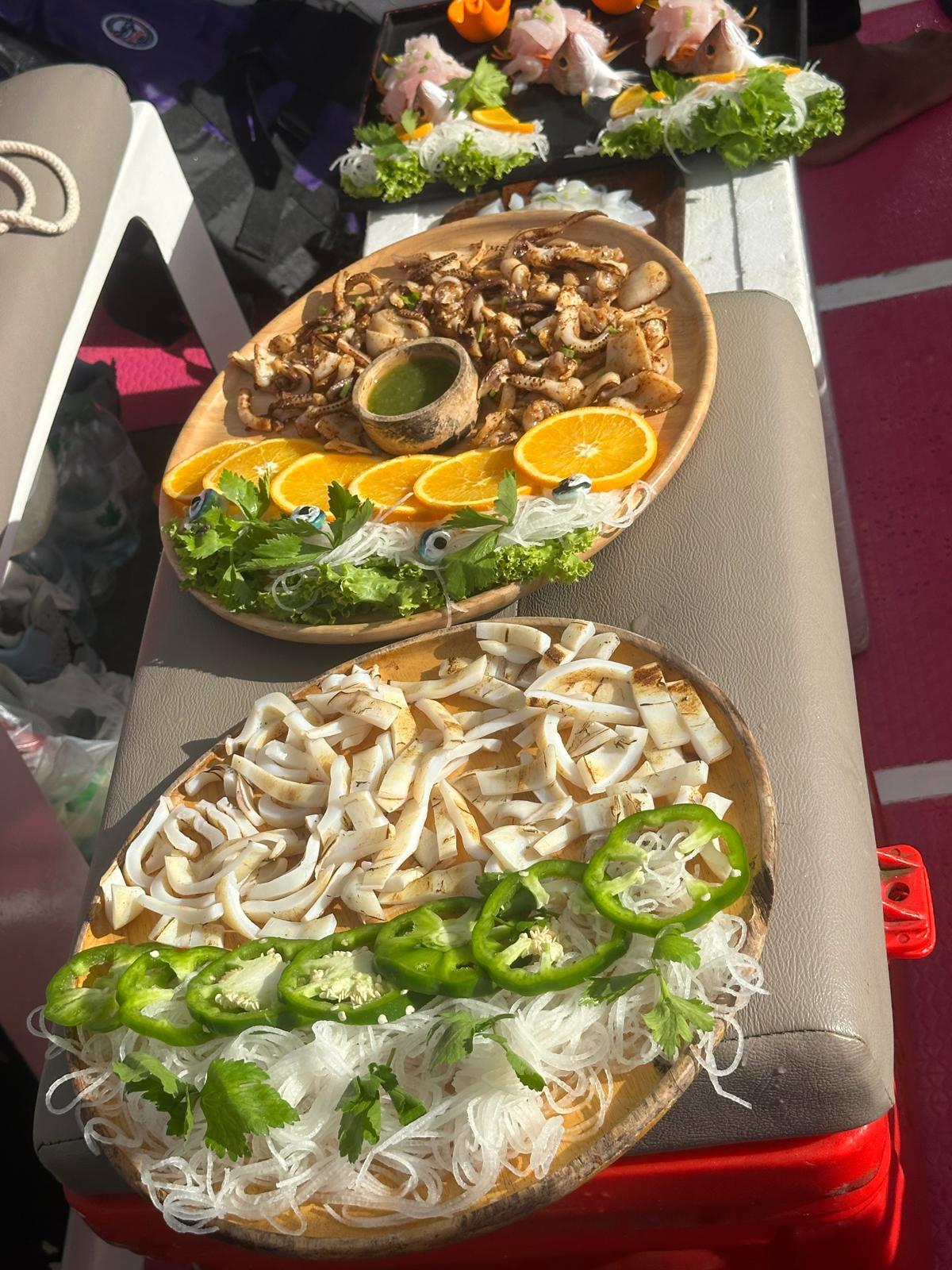 Kulinarischer Bootsausflug gegrillter Tintenfisch